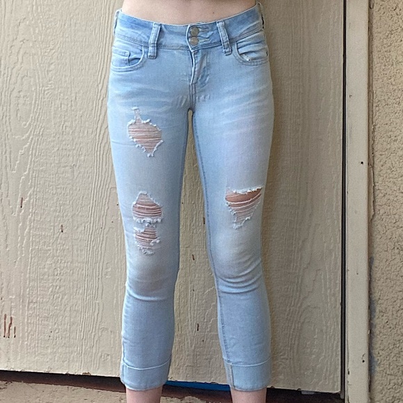 SO Denim - Light Wash Distressed Cropped Jeans 💙